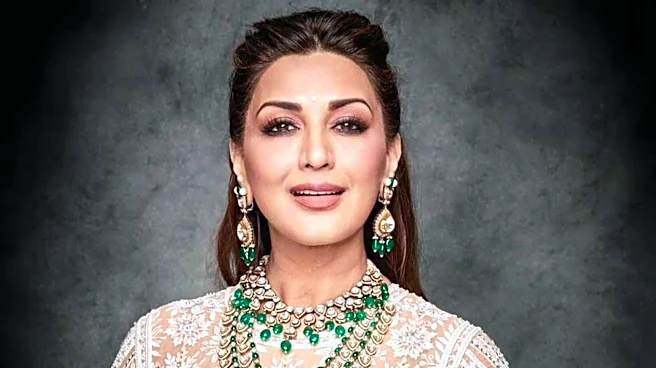 Sonali Bendre turns presenter with Marathi drama 'Solha'