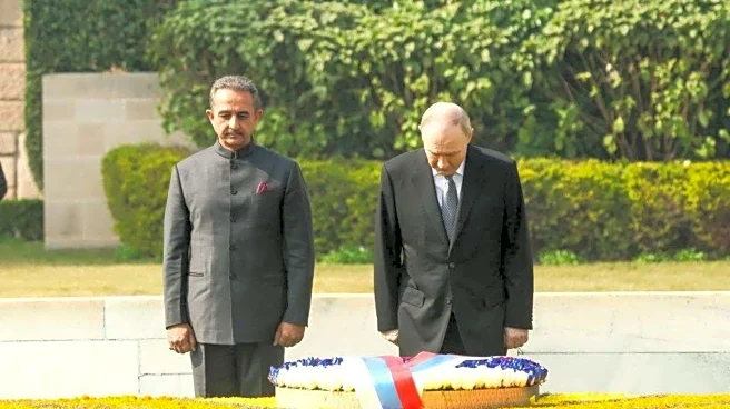 What did Putin write regarding Gandhi in Rajghat's visitors' book