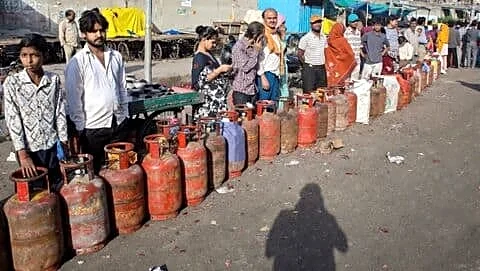 Undercover probe finds Delhi LPG cylinders sold at ₹4,300
