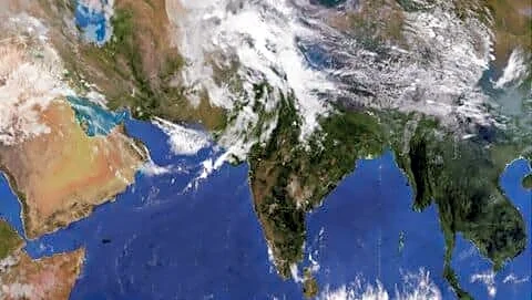 Giant 1,000-km cloud band stretches across northern India and Pakistan