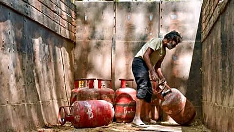 Maharashtra orders switch from LPG to PNG within 3 months