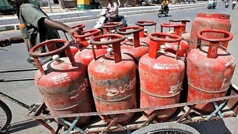 India boosts refinery output as over 71,000 LPG cylinders sold