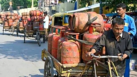 Delhi bans buying LPG cylinders from godowns, mandates home delivery