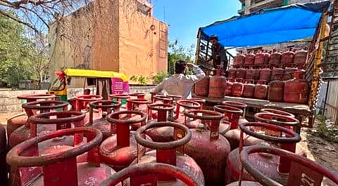 Stricter rules spark Gurugram LPG crisis, forcing use of firewood