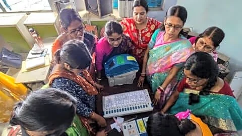 ECI issues West Bengal final supplementary voter list 800,000 unresolved