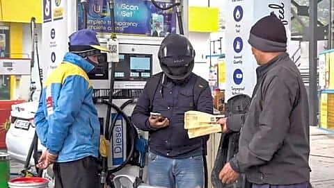 Greater Noida pump sold water mixed gasoline, vehicles broke down