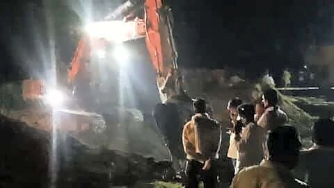 Bhagirath trapped in Jhalaria borewell receiving oxygen under camera watch