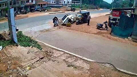 Speeding van hits 4 in Beltangady, woman trapped under van