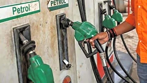 State oil firms keep Delhi fuel prices unchanged amid volatility
