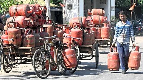 MoPNG says India LPG supply stable, denies shortage rumors