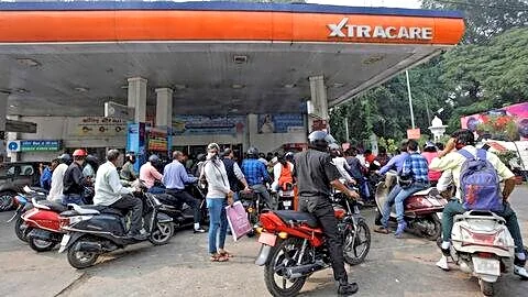 Indians fill tanks over Strait of Hormuz tension fears