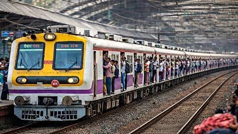 Motorman averts collision as 2 trains occupy CSMT track