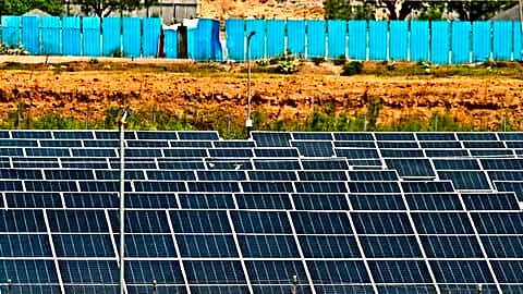 India sets 256 GW demand record with solar near 22%
