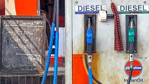 Petrol prices unchanged in Delhi and Mumbai this Sunday