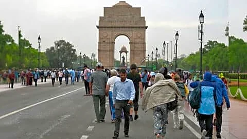 Delhi breezy Tuesday, temperature 39°C and light rain at Palam