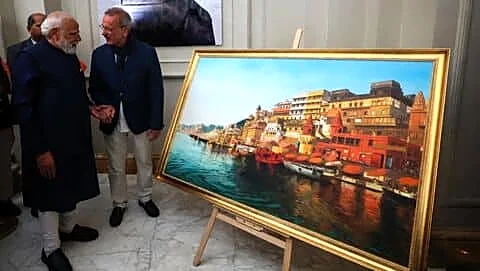 Narendra Modi accepts Varanasi ghats painting from Tomassetti in Rome
