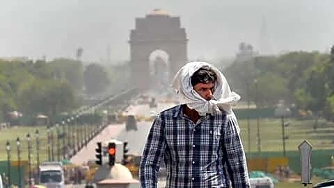 India's weather splits with northern heat and southern heavy rain