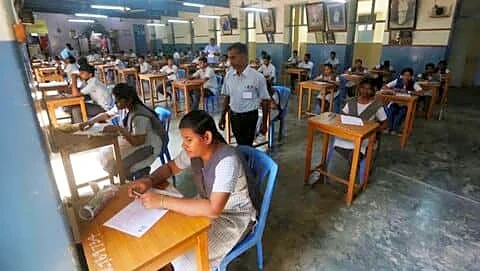 Government praises CBSE on-screen marking, students report glitches, ₹67,000 fees