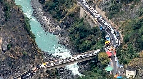 Thousands of pilgrims caught in kilometer-long queues on Badrinath highway