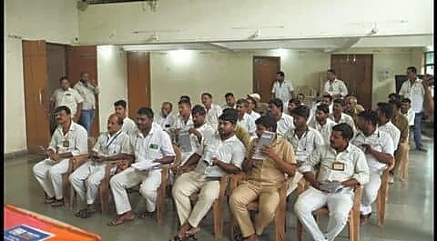 Pune unions launch Marathi lessons for auto and taxi drivers