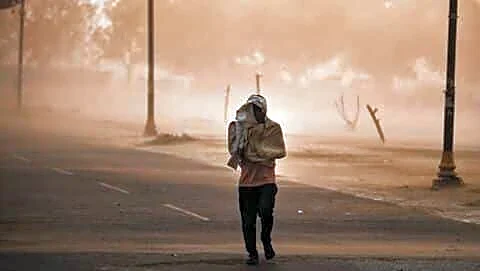 Dust storm and thunderstorms hit Delhi-NCR, temperatures drop rapidly
