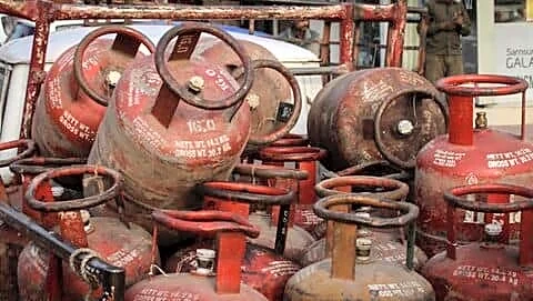Delhi LPG price ₹942, oil firms lose about ₹700