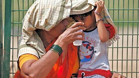 IMD forecasts Delhi hitting 42 Celsius Monday under clear skies