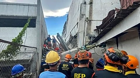 Southern Philippines 7.8 quake kills at least 32, triggers tsunami