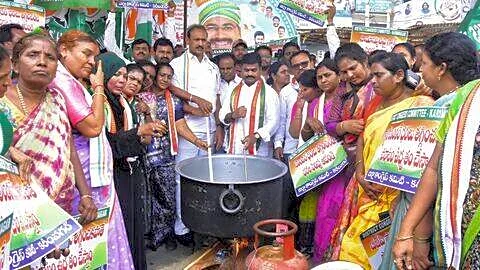 Congress cooks on firewood in Karimnagar to protest LPG hike