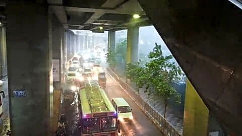 Hyderabad records 1st 2026 monsoon rain, commuters seek shelter