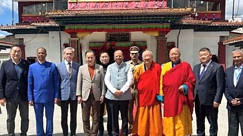 Vinai Kumar Saxena honors 19th Kushok Bakula Rinpoche in Mongolia