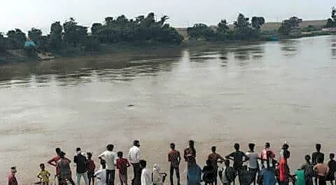 Boat carrying 10 to harvest moong capsizes in Kosi river