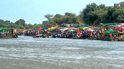 Boat carrying 35 pilgrims capsizes in Beed, Pramila Rathod dies