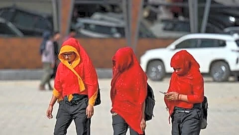 Delhi heatwave: feels like 46.7°C with max 42.4°C, dry winds