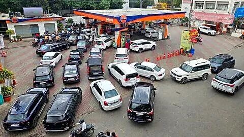 Maharashtra orders businesses to buy wholesale fuel, caps diesel 200L