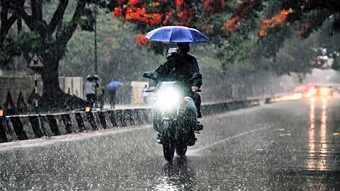 Heavy rain drenches Bengaluru, major roads flooded, power outages reported