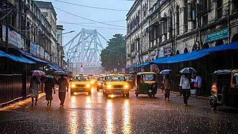 IMD warns Kolkata, 10 South Bengal districts of Saturday storms