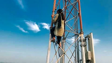 Bokaro teenager climbs 100-foot mobile tower to protest boyfriend's arrest