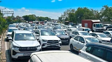 Accidents on Delhi-Gurugram Expressway cause 10 to 12km jam