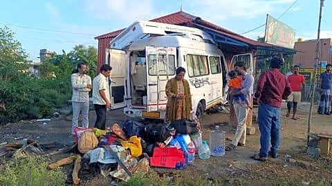 Van with 13 devotees crashes in Athiyur, 5 injured