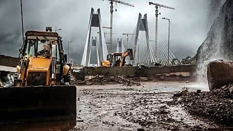 Pune Mumbai Expressway reopens after traffic police cleared debris