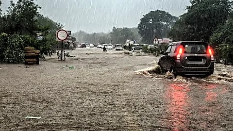 Heavy Maharashtra rains blocked Mumbai-Goa highway, travelers stranded near Chiplun