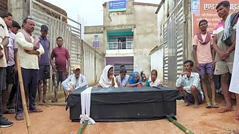 Ratan Lakra dies, family protests e-KYC pension delay at bank