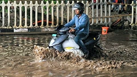 Delhi and NCR see season's heaviest rain, slow moving traffic