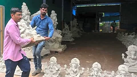 Floods hit Hamrapur Johe Tambadshet before Ganeshotsav, artisans scramble