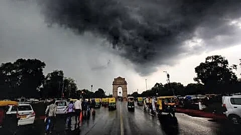 IMD forecasts intermittent rain and thunderstorms, Delhi cooling to 30C