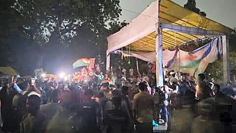 Late night Jantar Mantar protesters persist despite rain, lights out
