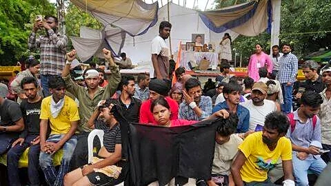 Injured protesters return to Jantar Mantar demanding education reforms