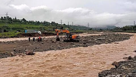 Flash floods hit Jammu and Kashmir, 1 person reported missing