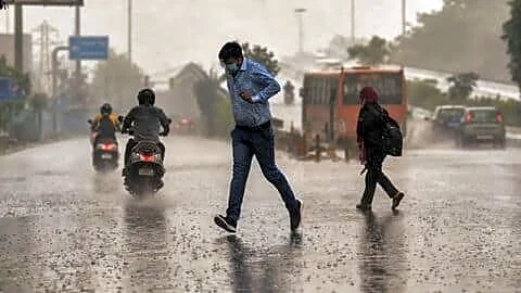 Delhi forecast: humid start, light rain possible, high near 33°C